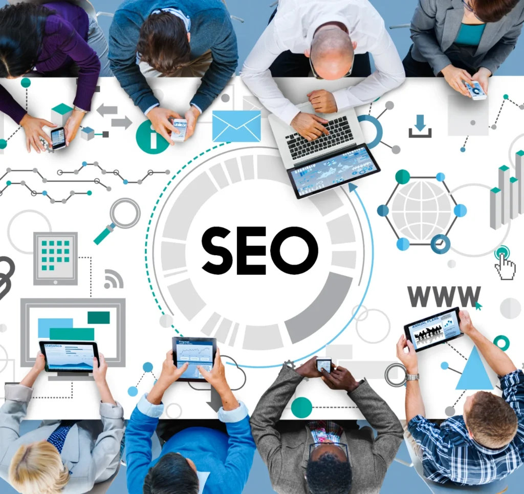אסיפת אנשי SEO סביב שולחן
